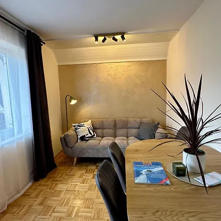 Breeze House - Cozy Nights & Hot Tub