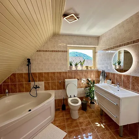 Breeze House - Cozy Nights & Hot Tub