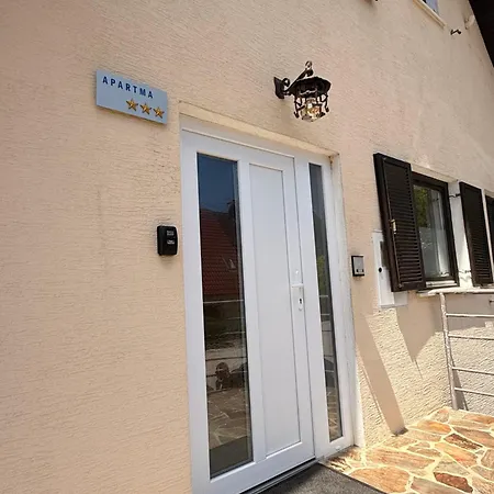 Breeze House - Cozy Nights & Hot Tub 度假居